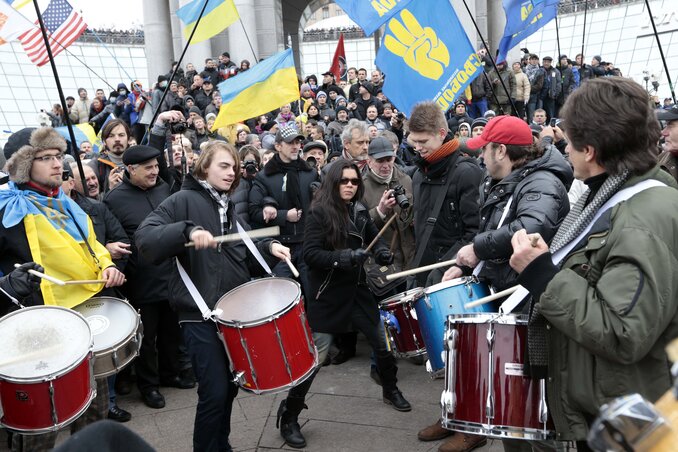 Egyes tüntetők ütemes dobolással tették még hangosabbá a kijevi tüntetést. Tegnap a Függetlenség téren a tiltás ellenére ismét százezres tömeg gyűlt össze (Fotó: Beta/AP)