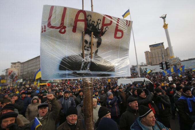 A kijevi Függetlenség terén egybegyűltek egy, Császár feliratú Viktor Janukovics „festménnyel” (Fotó: Beta/AP)