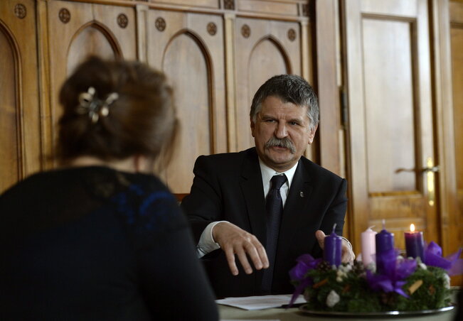 Kövér László, az Országgyűlés elnöke nyilatkozik az MTI munkatársának parlamenti dolgozószobájában (Fotó: MTI)