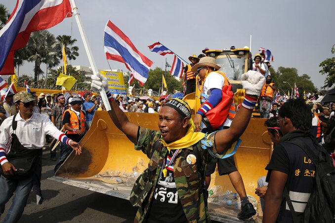 Kormányellenes tüntetők ünnepelnek Bangkokban, miután sikerült elmozdítaniuk a parlamentet és Sinavatra elnök irodáját „védő” betonbarikádokat (Fotó: Beta/AP)