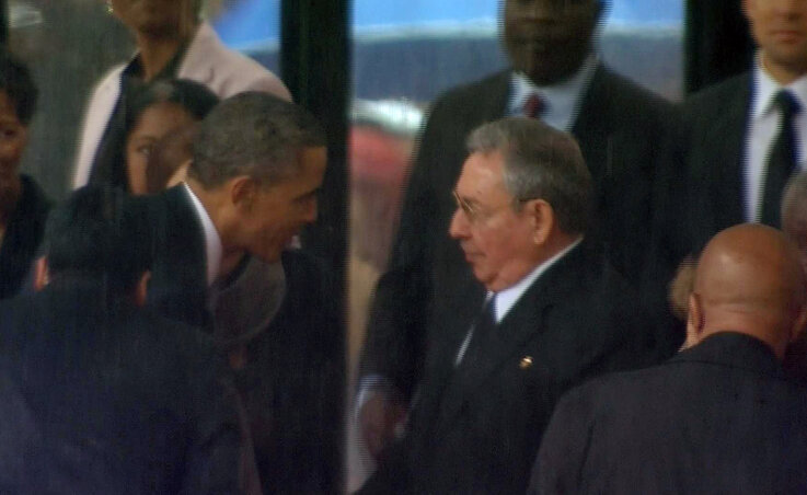A szertartás során rendhagyó találkozókra is sor került; ezen a tévéfelvételről „kinyisszentett” képen Barack Obama éppen Raul Castro kubai elnökkel kezel le (Fotó: Beta/AP) A szertartás során rendhagyó találkozókra is sor került; ezen a tévéfelvételről „kinyisszentett” képen Barack Obama éppen Raul Castro kubai elnökkel kezel le (Fotó: Beta/AP)
