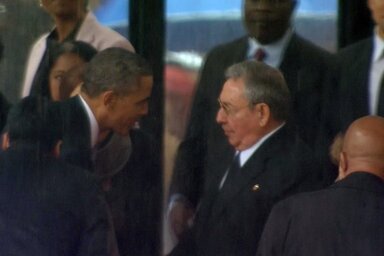 A szertartás során rendhagyó találkozókra is sor került; ezen a tévéfelvételről „kinyisszentett” képen Barack Obama éppen Raul Castro kubai elnökkel kezel le (Fotó: Beta/AP)