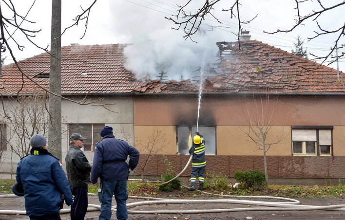 A tűzoltók megfékezték a robbanáskor keletkezett tüzet (Fotó: Gergely József)