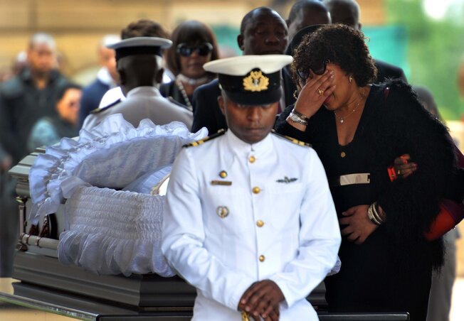 Nelson Mandela lánya, Zenani Mandela Dlamini édesapja ravatalánál (Fotó: Beta/AP)