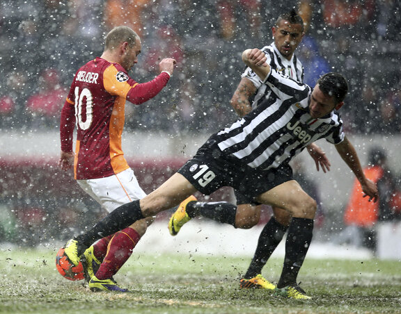 Sneijder (balról) megpecsételte a torinóiak sorsát (Fotó: Beta/AP) Sneijder (balról) megpecsételte a torinóiak sorsát (Fotó: Beta/AP)