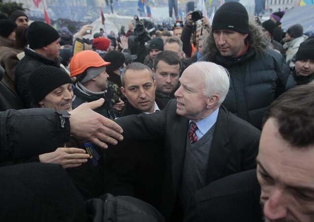 John McCain amerikai szenátor a kijevi tüntetők között (Fotó: Beta/AP)