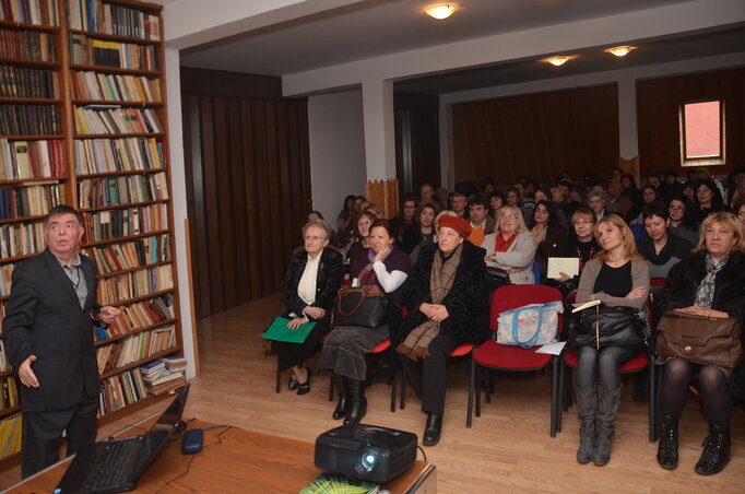 Dr. Göncz Lajos előadását tartja (Fotó: Dávid Csilla)