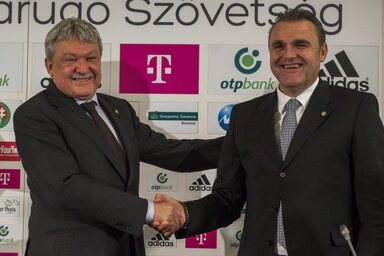 Csányi Sándor, a Magyar Labdarúgó-szövetség (MLSZ) elnöke (balról) és Pintér Attila, a magyar labdarúgó-válogatott új szövetségi kapitánya (Fotó: MTI)