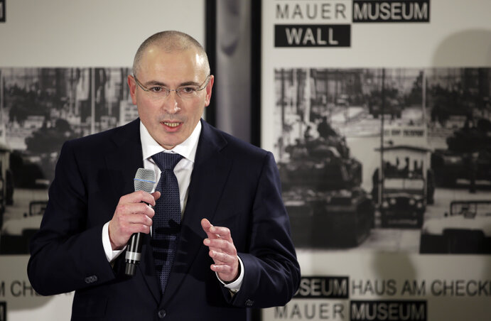 Mihail Hodorkovszkij a berlini sajtótájékoztatóján kijelentette: a politika nem érdekli, inkább a hazájában, vagy bárhol másutt politikai okokból elítélteken segítene (Fotó: Beta/AP)