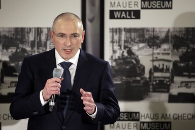 Mihail Hodorkovszkij a berlini sajtótájékoztatóján kijelentette: a politika nem érdekli, inkább a hazájában, vagy bárhol másutt politikai okokból elítélteken segítene (Fotó: Beta/AP)