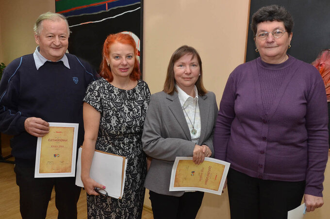 Kovács János, Nagy Magdolna és Vajda Zsuzsanna újságíró-, illetve életműdíjas kollégák a főszerkesztő társaságában (Fotó: Ótos András) Kovács János, Nagy Magdolna és Vajda Zsuzsanna újságíró-, illetve életműdíjas kollégák a főszerkesztő társaságában (Fotó: Ótos András)