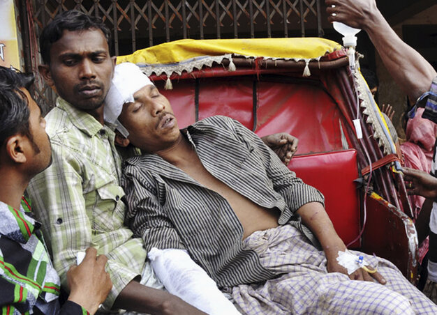 Egy sérültet helyeznek a riksába Chittagong város Shatkaniya külvárosában. A rendőrség helyenként az ellenzéki tüntetők közé lőtt, akik több mint száz választási helyet „ostrom alá vettek” (Fotó: Beta/AP)