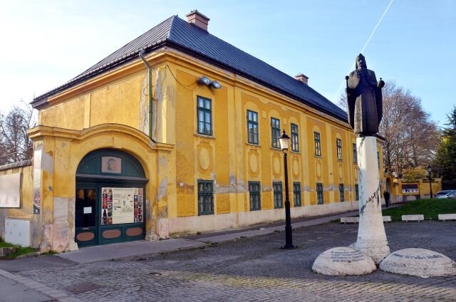 Itt már fején a korona Itt már fején a korona