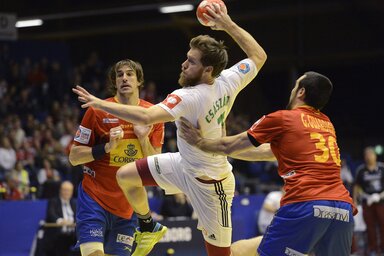 Császár Gábor (fehérben) két gólt dobott a világbajnok ellen (Fotó: MTI)