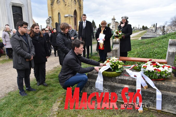 A Szabadkai Zeneiskola növendékei is elhelyezték a tisztelet virágait (Fotó: Molnár Edvárd)