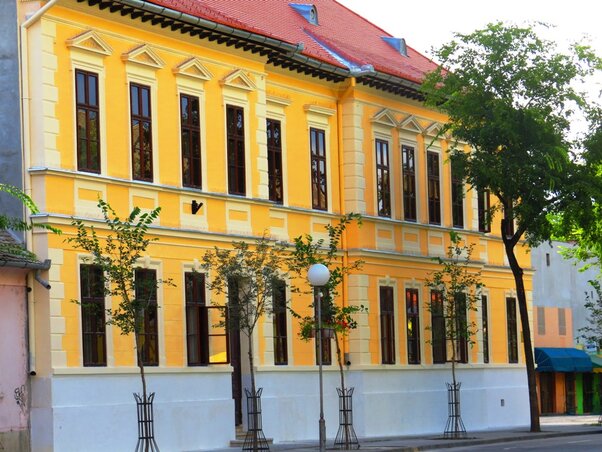 Tavaly részben sikerült fölújítani a Testvériség–Egység Általános Iskola vizes blokkját és a korábban omladozó homlokzatát (Fotó: Fekete J. József) Tavaly részben sikerült fölújítani a Testvériség–Egység Általános Iskola vizes blokkját és a korábban omladozó homlokzatát (Fotó: Fekete J. József)