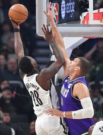 Brook Lopez kilencszer takarta be a brooklyniakat (Fotó: Twitter/Yahoo Sports NBA)