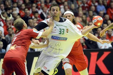 Ancsin Gábor tör kapura a dán Anders Eggert Magnussen és Mikkel Hansen között (MTI Fotó: Kovács Tamás)