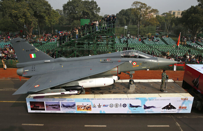 Az indiai hadsereg gőzerővel folytatja az ütőképes légierő kiépítését (is). A felvételen a saját fejlesztésű, F414 hajtóművel felszerelt, Tejas nevű vadászgép a nemzeti ünnep alkalmából csütörtökön Újdelhiben tartott katonai parádén (Fotó: Beta/AP)