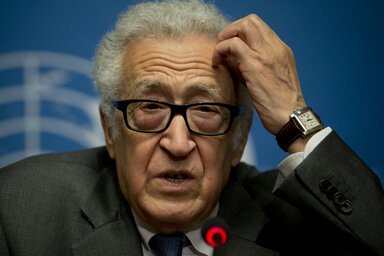 Főhet bizony a feje: Lakhdar Brahimi, a szíriai felek közti ENSZ-mediátor (az Arab Liga különmegbízottja) a kudarcba fulladt tárgyalásokat követően (Fotó:  Beta/AP)