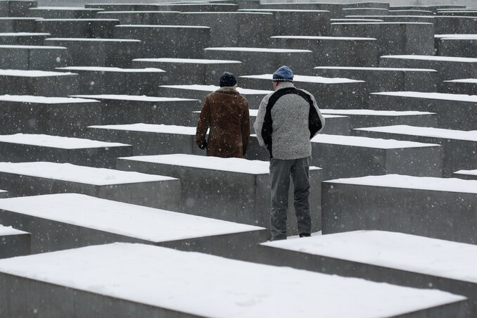 A behavazott berlini Holokauszt-emlékhely. A Bundestag is alkalmi ülésen emlékezett meg a Reichstagban a nemzetközi holokauszt-emléknapról és az auschwitzi haláltábor felszabadításának 69. évfordulójáról (Fotó: Beta/AP)
