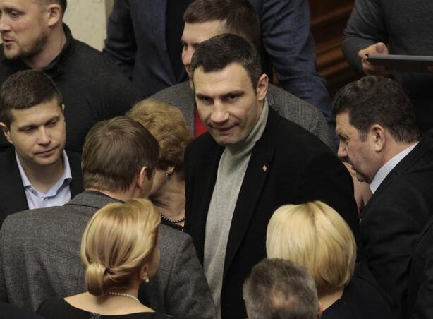 Vitalij Klicsko, az Ütés (Udar) párt vezetője kijelentette: ez csak egy lépés volt a győzelem felé, még nem értek el mindent (Fotó: Beta/AP)