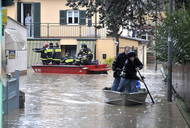 A római Primaporta városnegyedben a megduzzadt helyi patak okozott komoly áradást (Fotó: Beta/AP)