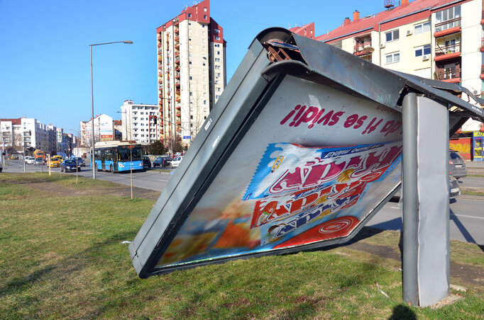 A billboard sem tudott ellenállni a szélnek  (Fotó: Dávid Csilla)