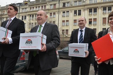 Tizenháromezernél is több aláírás gyűlt össze a listaállításhoz (Fotó: Ótos András)