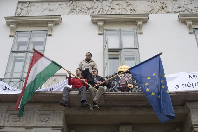 Az Együtt–PM három aktivistája tiltakozik a paksi bővítés ellen a Sándor-palota erkélyén  (Fotó: MTI)