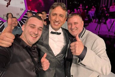 János (jobbról) és Alexander (balról) a műsorvezetővel (Fotó: Bugyi Alexander)