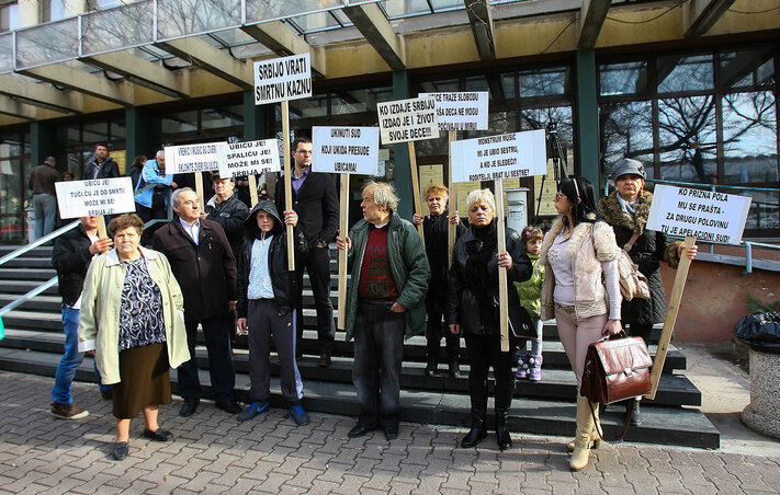 Kedden az újvidéki bíróság épülete előtt tüntettek az elégedetlen polgárok (Fotó: Ótos András)