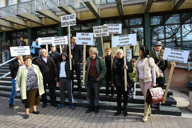 Kedden az újvidéki bíróság épülete előtt tüntettek az elégedetlen polgárok (Fotó: Ótos András)