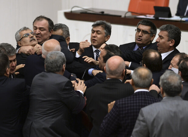 Csihi-puhi a parlamentben (Fotó: Beta/AP)