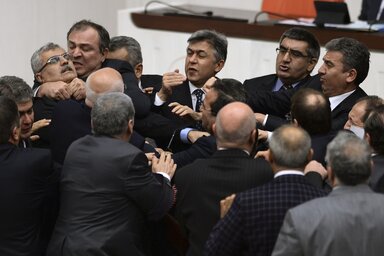Csihi-puhi a parlamentben (Fotó: Beta/AP)