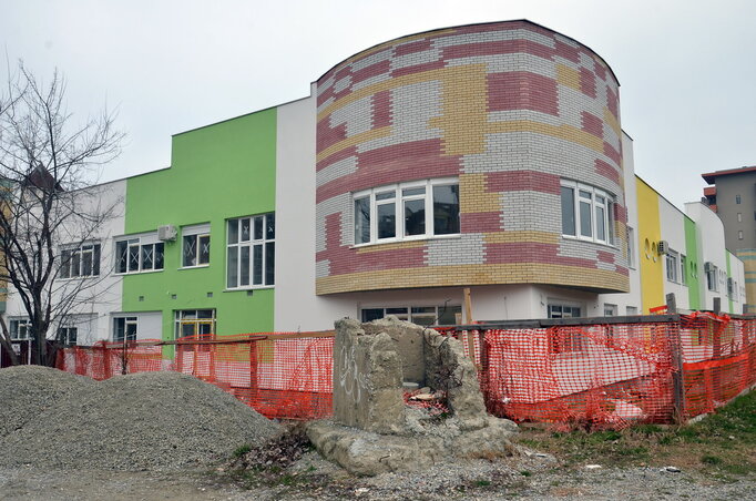 A Munkás utcai óvoda épülete március végéig minden bizonnyal elkészül, munka azonban akad az épület körül is (Fotó: Dávid Csilla)