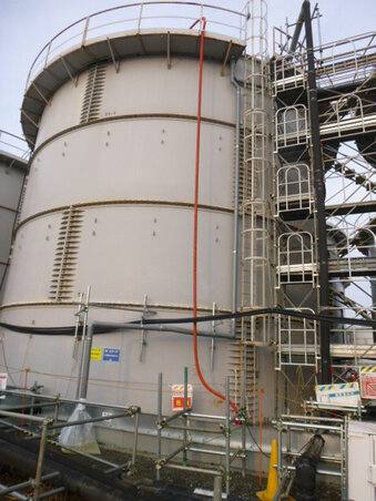 A TEPCO által nyilvánosságra hozott felvételen az a tartály, amelyből frissen mintegy száz tonna erősen sugárszennyezett víz ömlött ki. Közleményük csak annyiban biztató, hogy a radioaktív víz állítólag nem „folyt bele” a Csendes-óceánba (Fotó: Beta/AP) A TEPCO által nyilvánosságra hozott felvételen az a tartály, amelyből frissen mintegy száz tonna erősen sugárszennyezett víz ömlött ki. Közleményük csak annyiban biztató, hogy a radioaktív víz állítólag nem „folyt bele” a Csendes-óceánba (Fotó: Beta/AP)