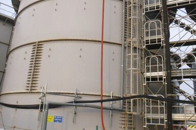 A TEPCO által nyilvánosságra hozott felvételen az a tartály, amelyből frissen mintegy száz tonna erősen sugárszennyezett víz ömlött ki. Közleményük csak annyiban biztató, hogy a radioaktív víz állítólag nem „folyt bele” a Csendes-óceánba (Fotó: Beta/AP)