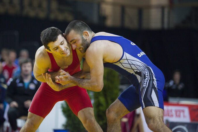 Davor Štefanek (balról) látványosan birkózik új súlycsoportjában, a 66 kg-ban (Fotó:  MTI)