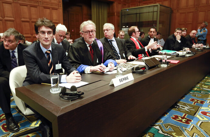 A szerbiai küldöttség – Saša Obradović, William Schabas, Andreas Zimmermann, Christian Tams és Wayne Jordash – a horvát jogászcsoport meghallgatásának kezdetét várja (Fotó: Beta/AP)