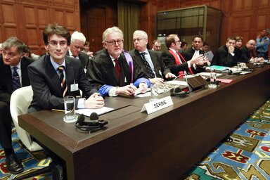 A szerbiai küldöttség – Saša Obradović, William Schabas, Andreas Zimmermann, Christian Tams és Wayne Jordash – a horvát jogászcsoport meghallgatásának kezdetét várja (Fotó: Beta/AP)