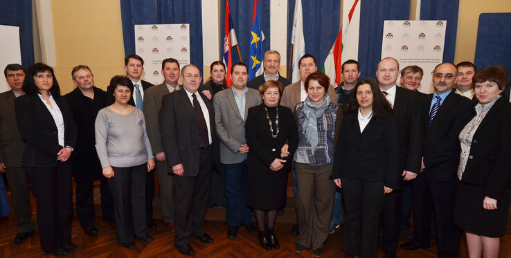 A VMSZ listájának 13 magyarkanizsai jelöltje a párt elnökével és köztársasági képviselőivel (Fotó: Ótos András)