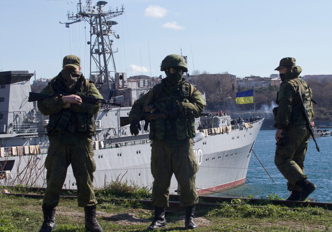 Orosz katonák a szevasztopoli kikötő előtt (Fotók: Beta/AP)