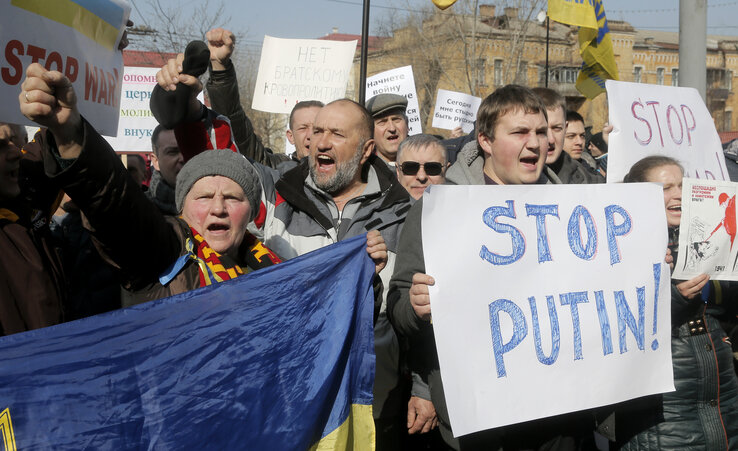 Állítsátok meg Putyint! – követelték a kijevi orosz nagykövetség közelében pénteken megtartott tüntetés részvevői (Fotók: Beta/AP)