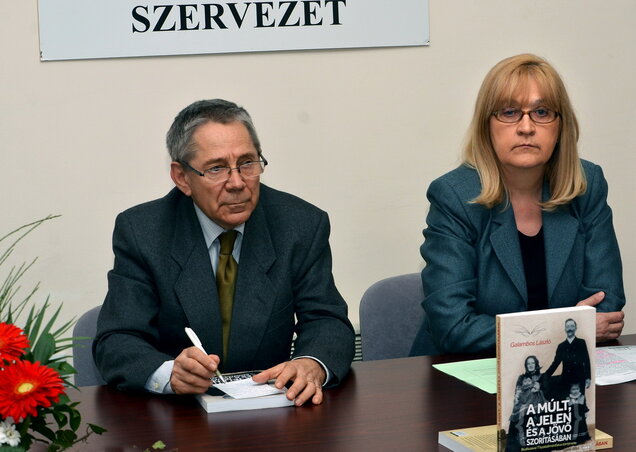 A szerző sok éven át gyűjtötte a kötet anyagát, több vajdasági és magyarországi levéltárat látogatott... (Fotó: Dávid Csilla)