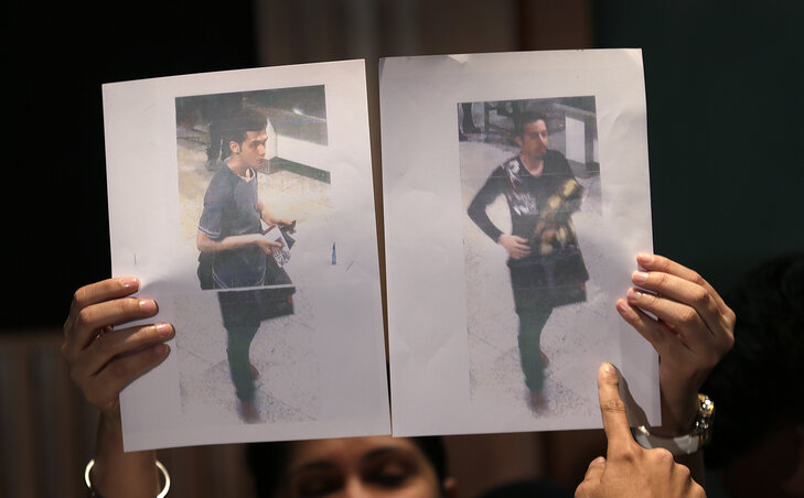 A hamis útlevéllel utazó két iráni fiú a biztonsági kameráról készült felvételen, akik az Interpol szerint is csupán menedékkérők voltak, nem terroristák (Fotó: Beta/AP)