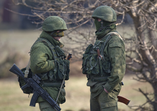 Orosz katonák az egyik krími ukrán támaszpont előtt (Fotó: Beta/AP)
