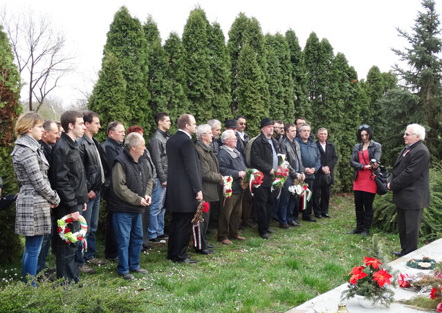 Megemlékezők a Nagytemető kopjafájánál (Fotó: Góbor Béla) Megemlékezők a Nagytemető kopjafájánál (Fotó: Góbor Béla)