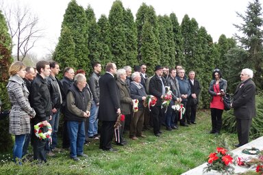 Megemlékezők a Nagytemető kopjafájánál (Fotó: Góbor Béla)