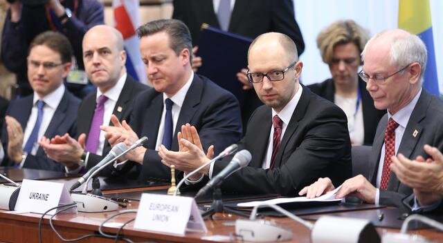 Herman Van Rompuy, Arseniy Yatsenyuk, David Cameron, Fredrik Reinfeldt és Jyrki Katainen tapsolnak a társulási megállapodás aláírását követően. (Beta/AP)